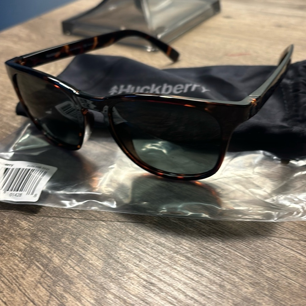 Hackberry women’s sunglasses brand new . Selling cheap and shipping fast 💨